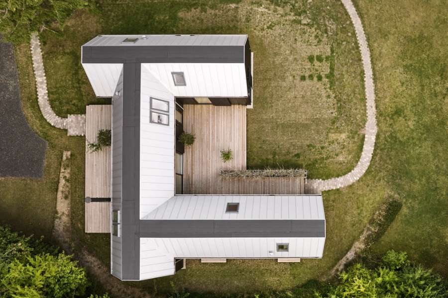 Arkitekttegnet delesommerhus beklædt med stålprofiler og træ, Skovsøvej 15, 4200 Slagelse
